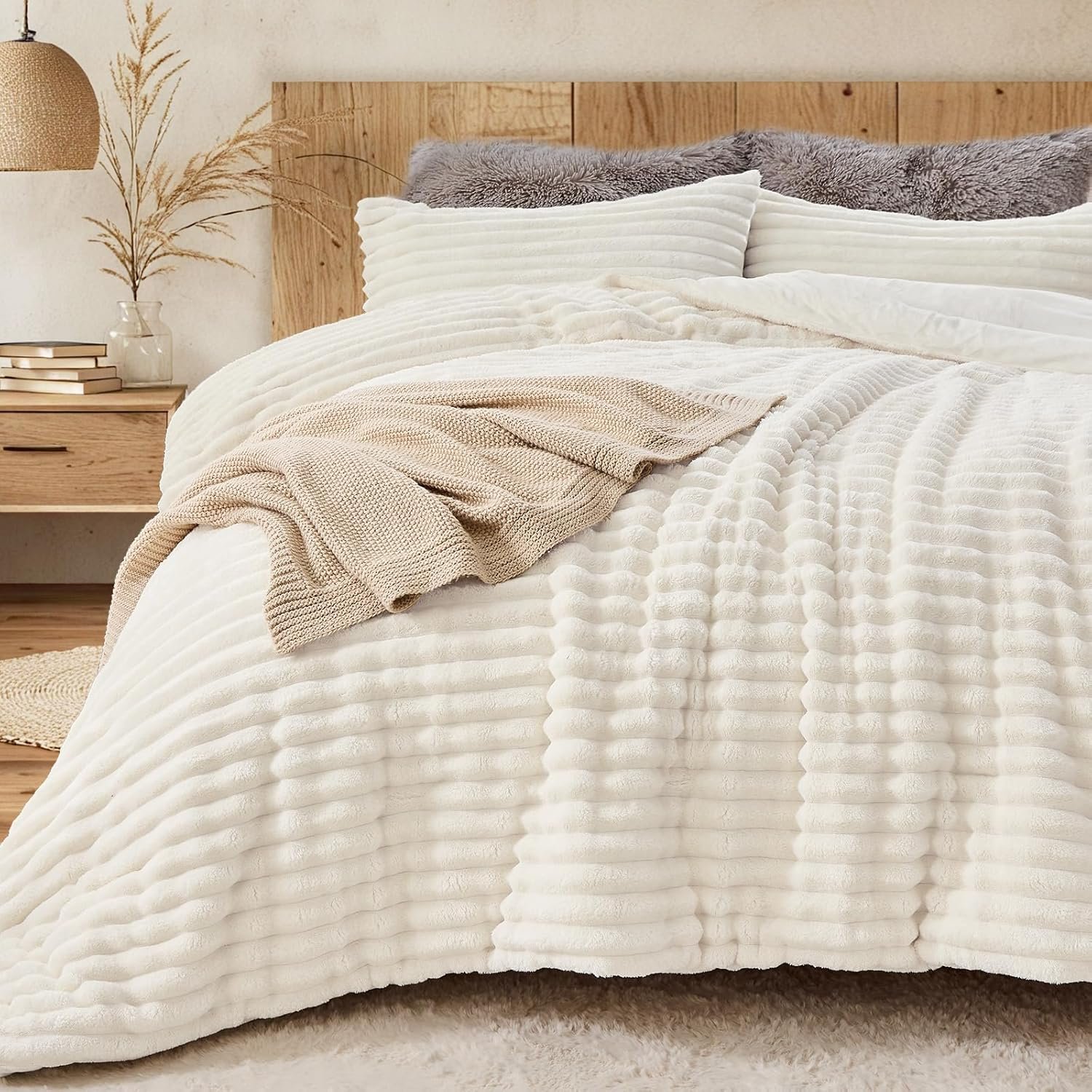 Sasttie Queen Comforter Set 3 Pieces – Super Soft Fleece Comforters Queen Size, 1 Luxury Warm Fuzzy Marshmallow Comforter with 2 Pillow Cases, Faux Fur Down Alternative Bedding Set, Cream White